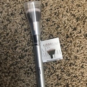BNWT IT Cosmetics Smoothing Foundation Brush